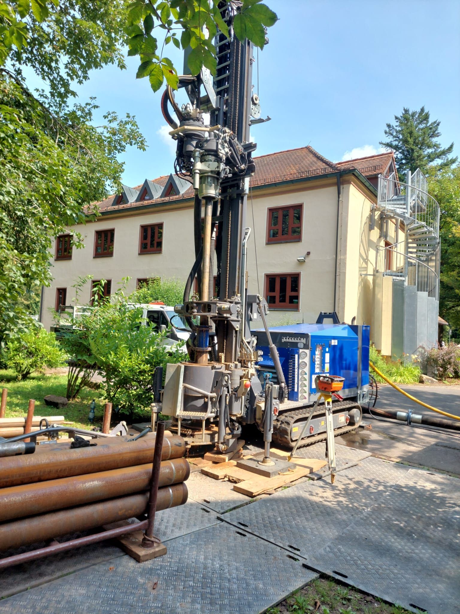 Spezialbohrung für Wasser-Wärmepumpe an Wohngebäude im Außenbereich