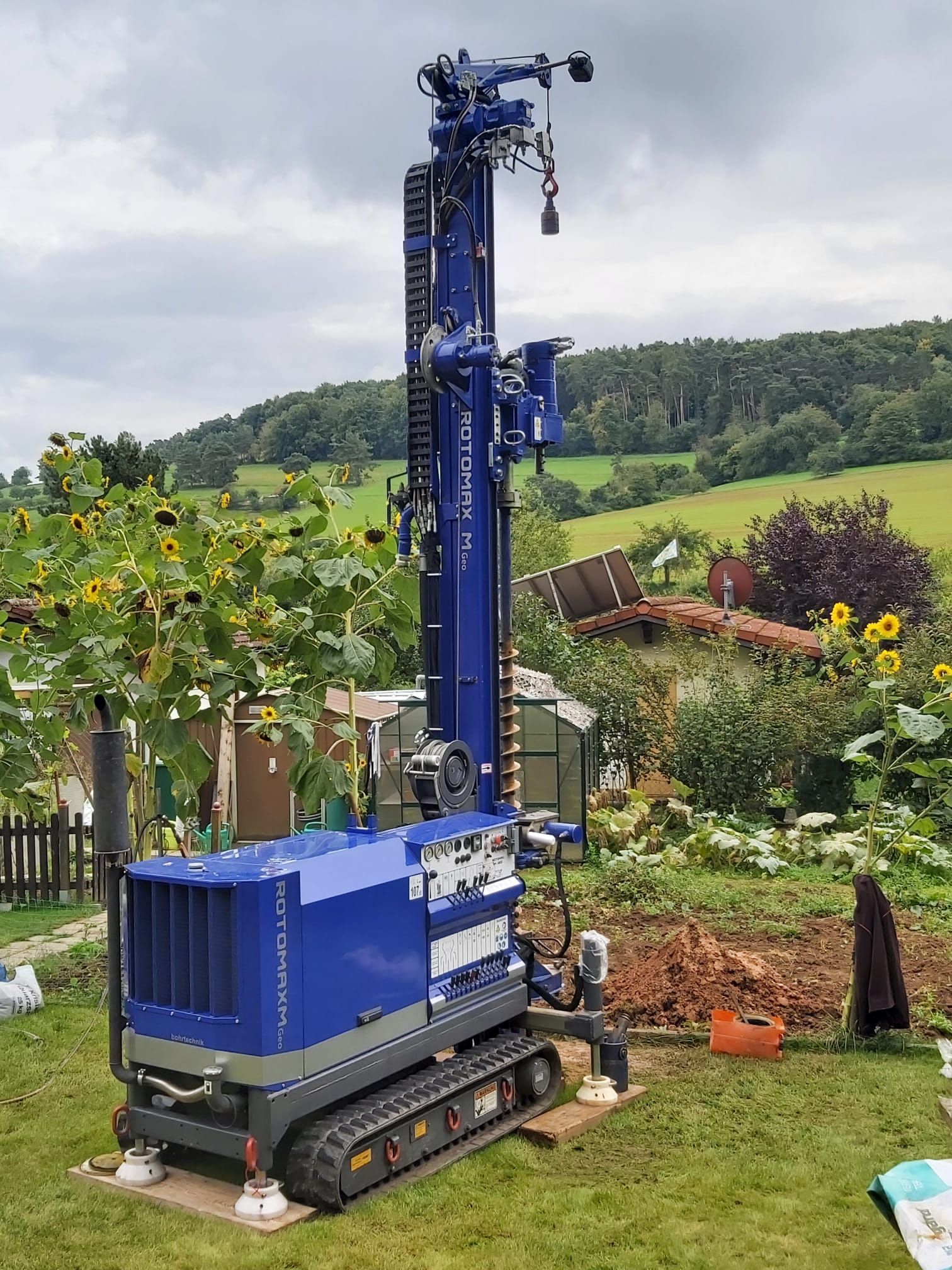 Brunnenbohranlage im Garten für private Wasserversorgung und Brunnenbau