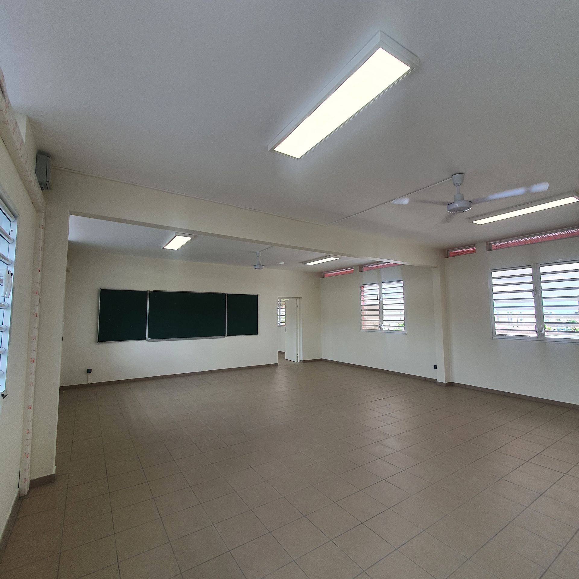 Éclairage et alarme incendie en salle de classe