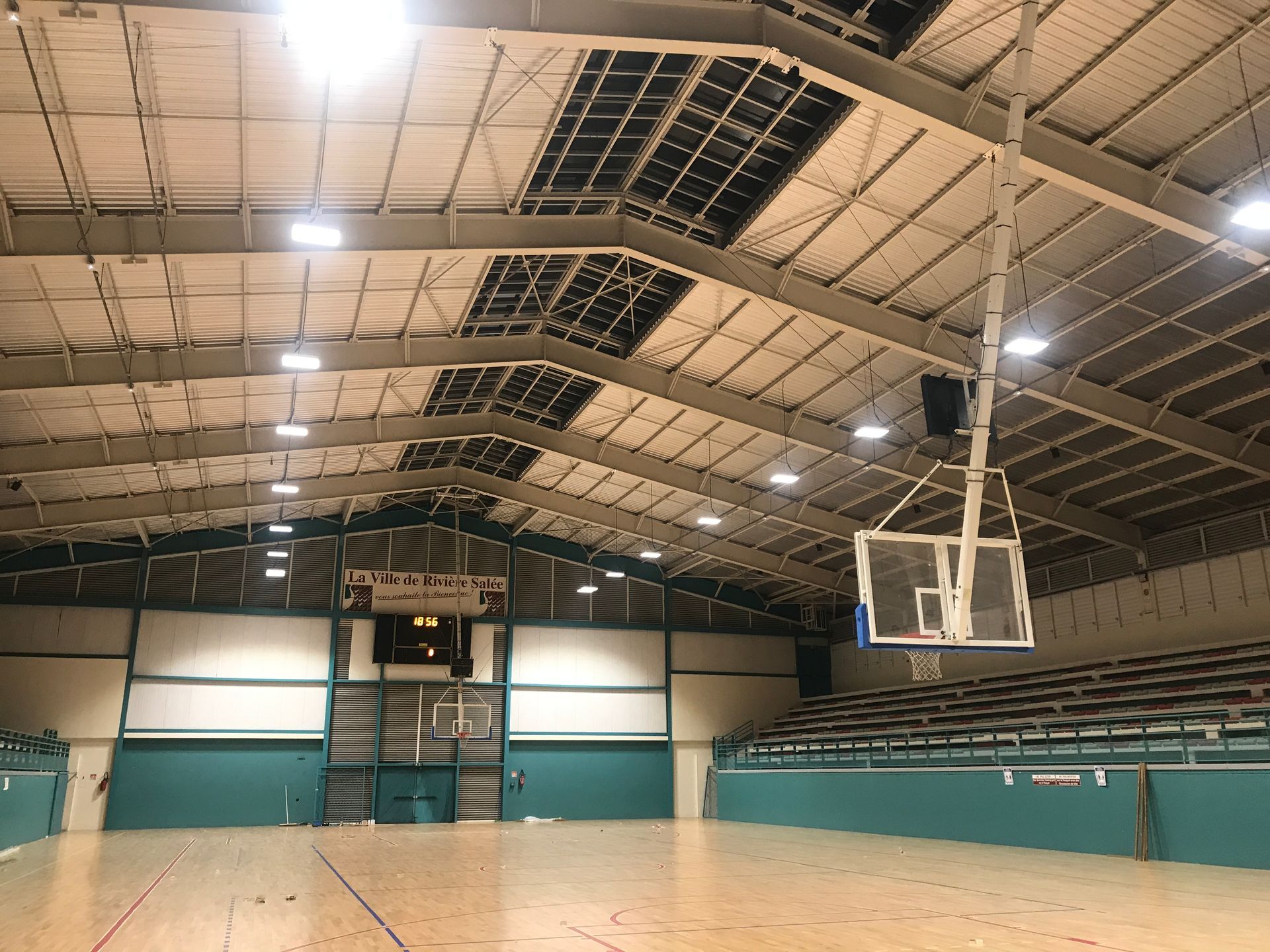 Éclairage dans un gymnase