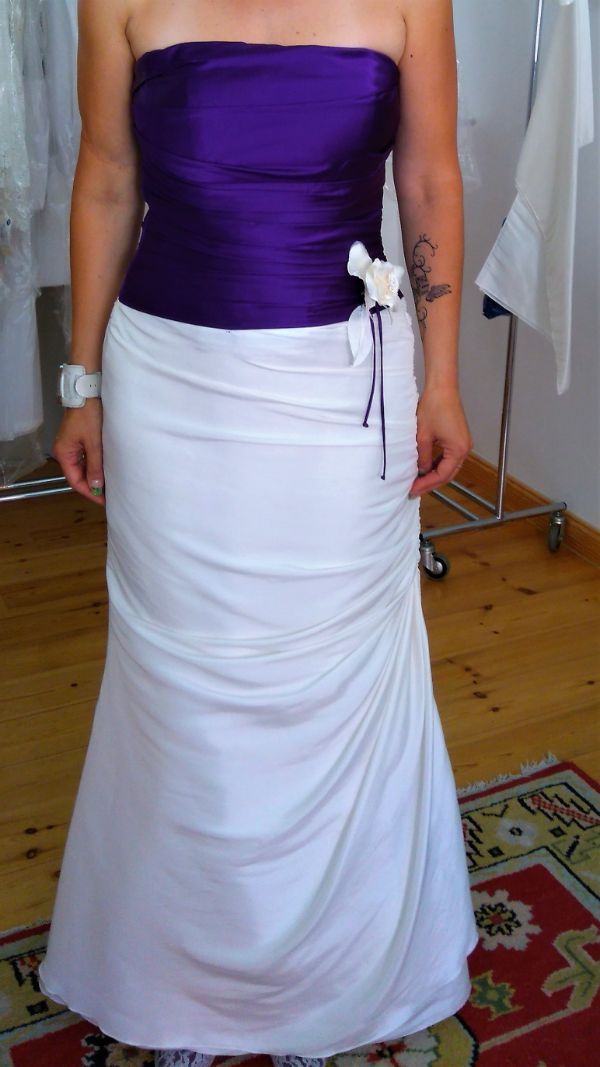 Weißer Brautrock und lilafarbenes Obertei