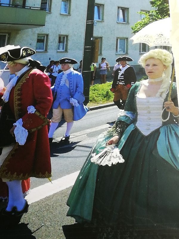 Gewand- & Maßatelier Birgit Schellhase historisches Gewand bei einer ParadeGewand- & Maßatelier Birgit Schellhase historisches Gewand bei einer Parade