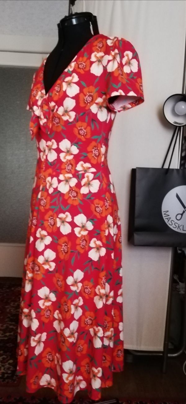 Gewand- & Maßatelier Birgit Schellhase rotes Kleid mit weißen Blüten