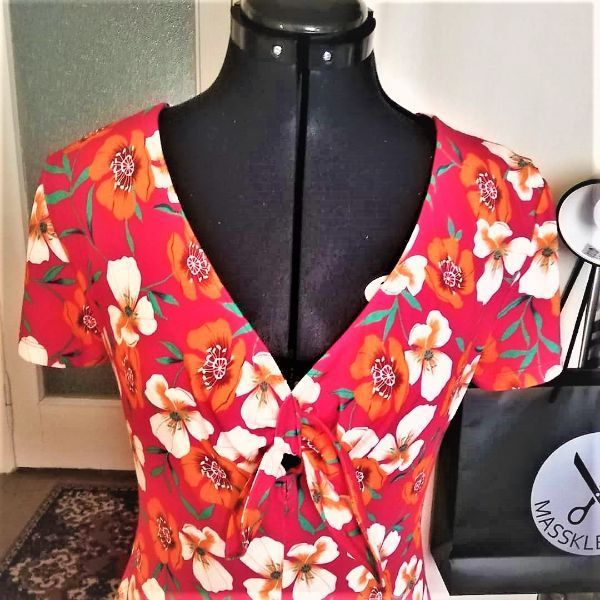 Gewand- & Maßatelier Birgit Schellhase Dekolletee rotes Kleid mit weißen Blüten