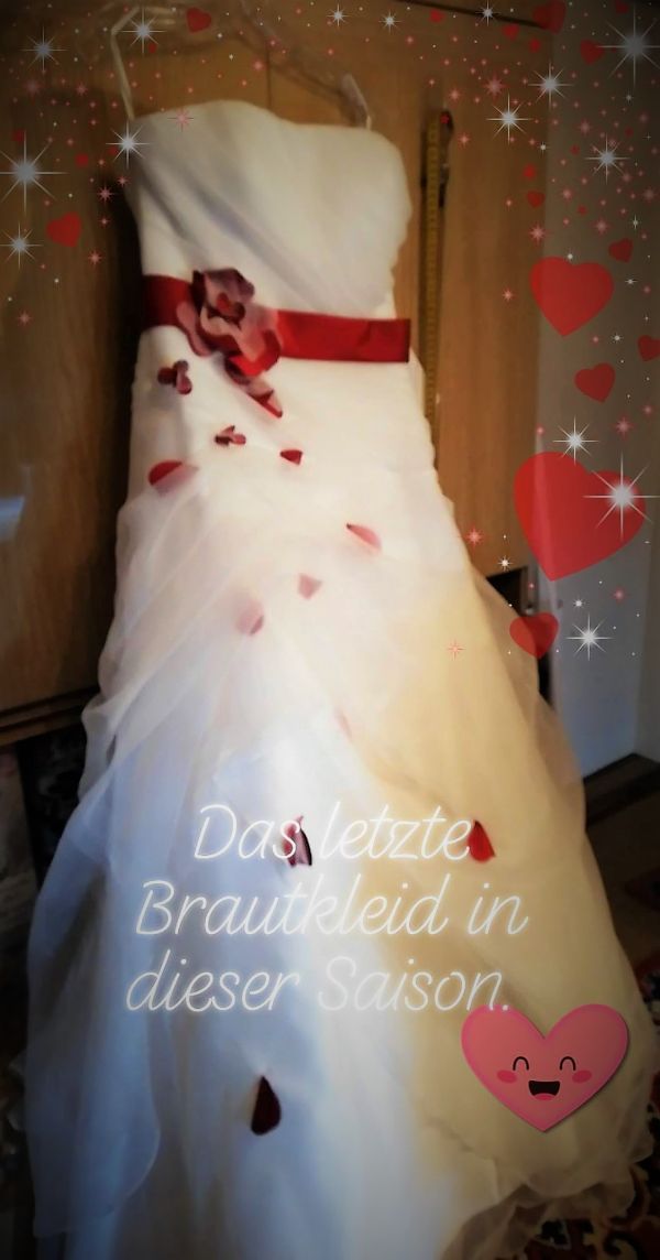Gewand- & Maßatelier Birgit Schellhase Brautkleid mit roten Blüten