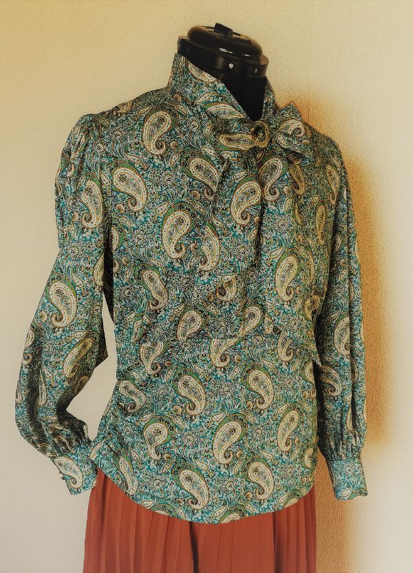 Gewand- & Maßatelier Birgit Schellhase gemusterte Bluse auf einer Puppe