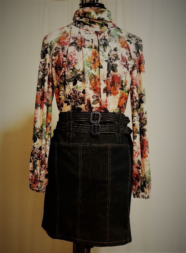 Gewand- & Maßatelier Birgit Schellhase gemusterte Bluse und dunkler Rock an einer Puppe