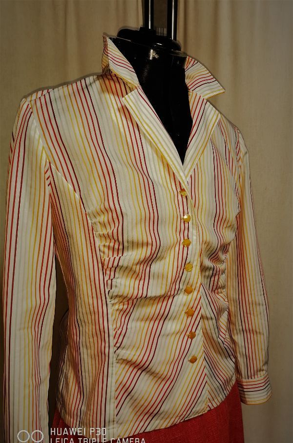 Gewand- & Maßatelier Birgit Schellhase rosa-weiß gestreifte Bluse an einer Puppe