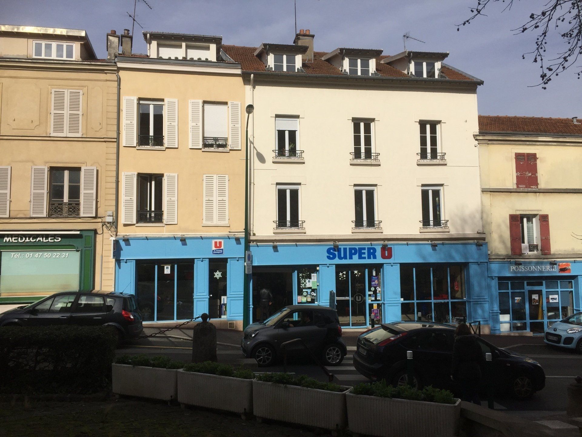 Façade au-dessus d'un commerce