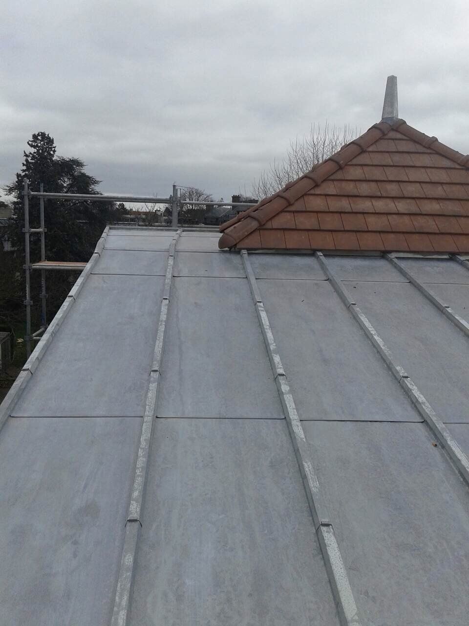 Toiture en zinc écoulement de pluie