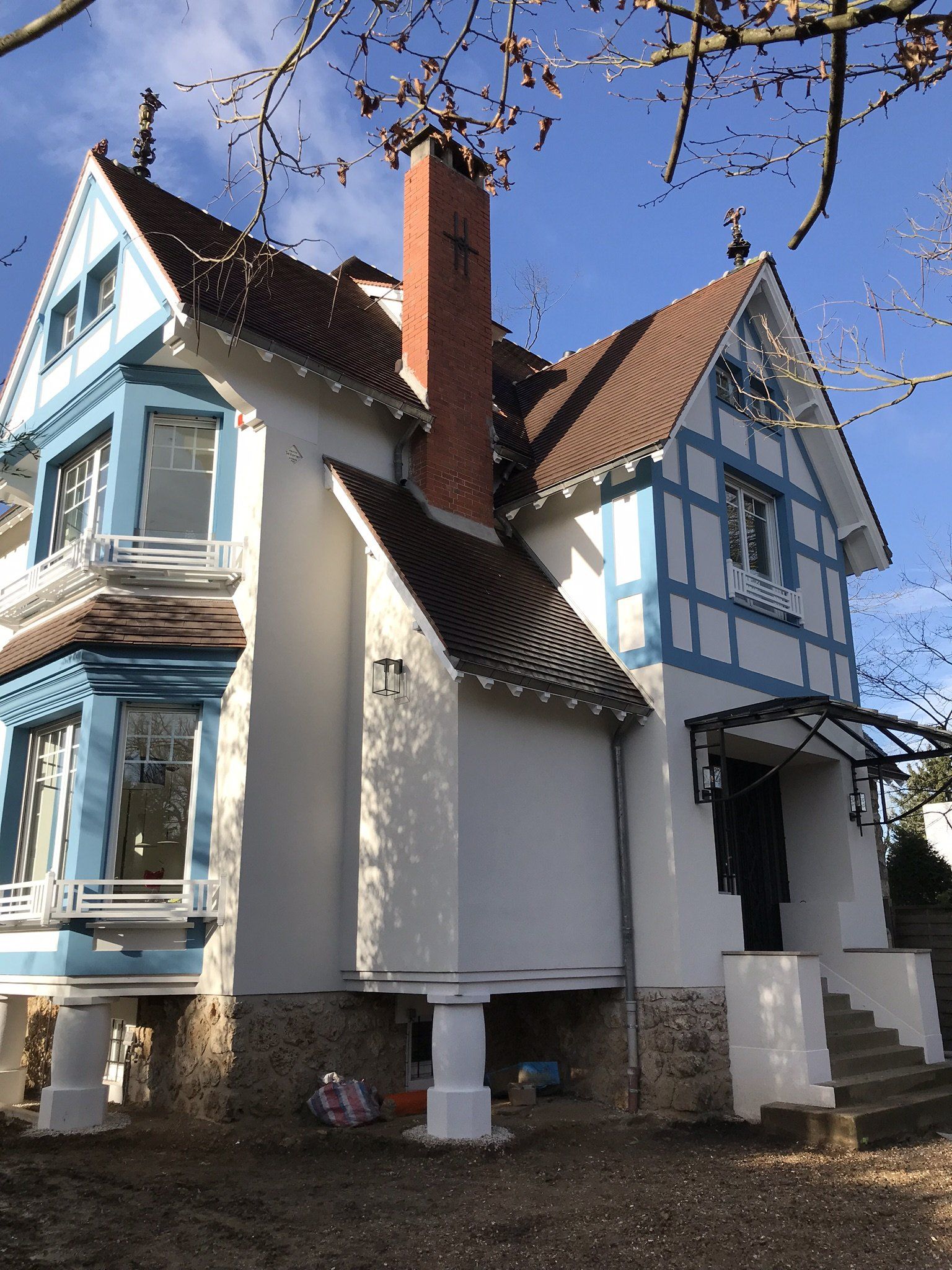 Façade blanche et bleue