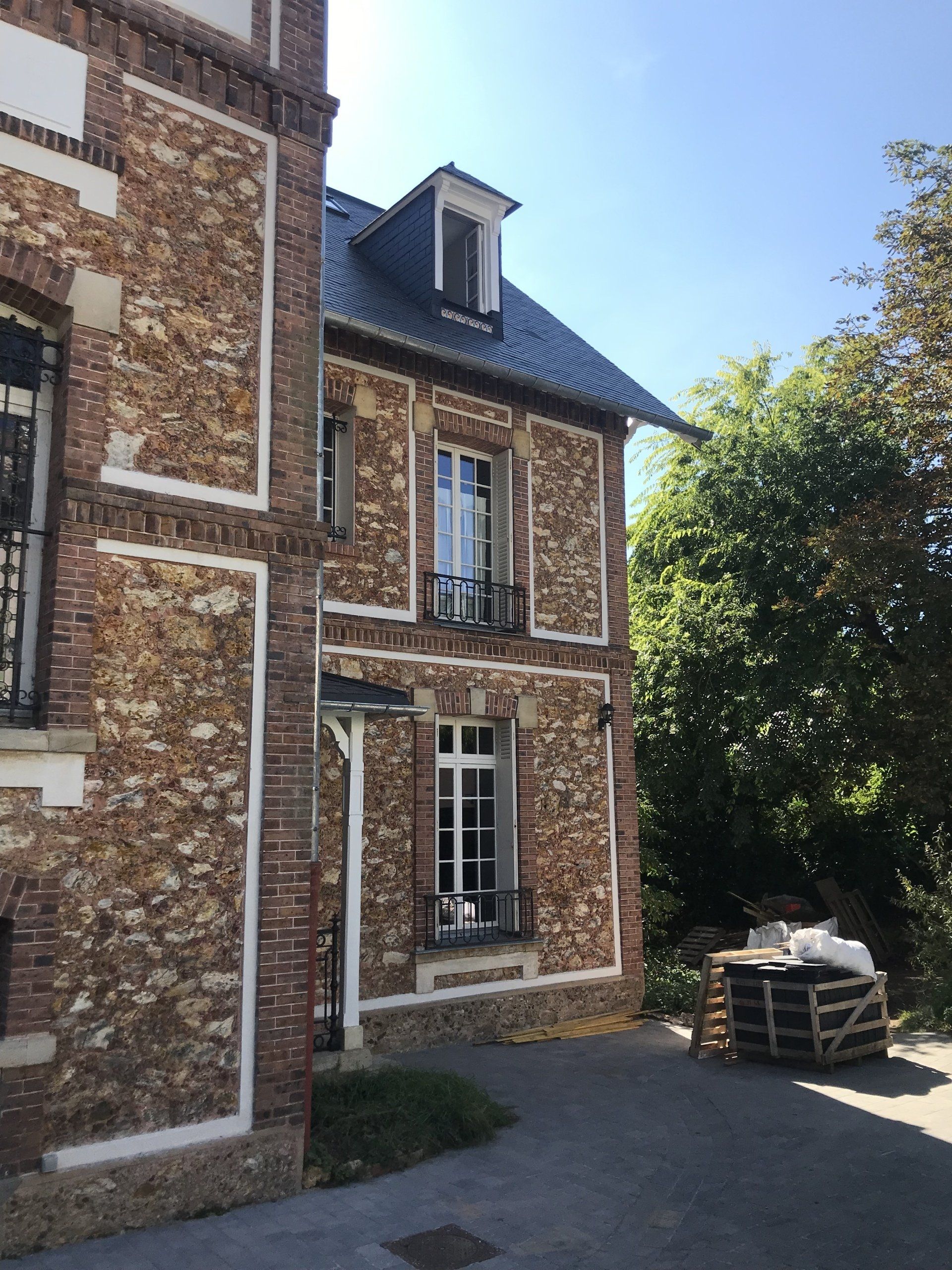 Façade ancienne en pierres rouges