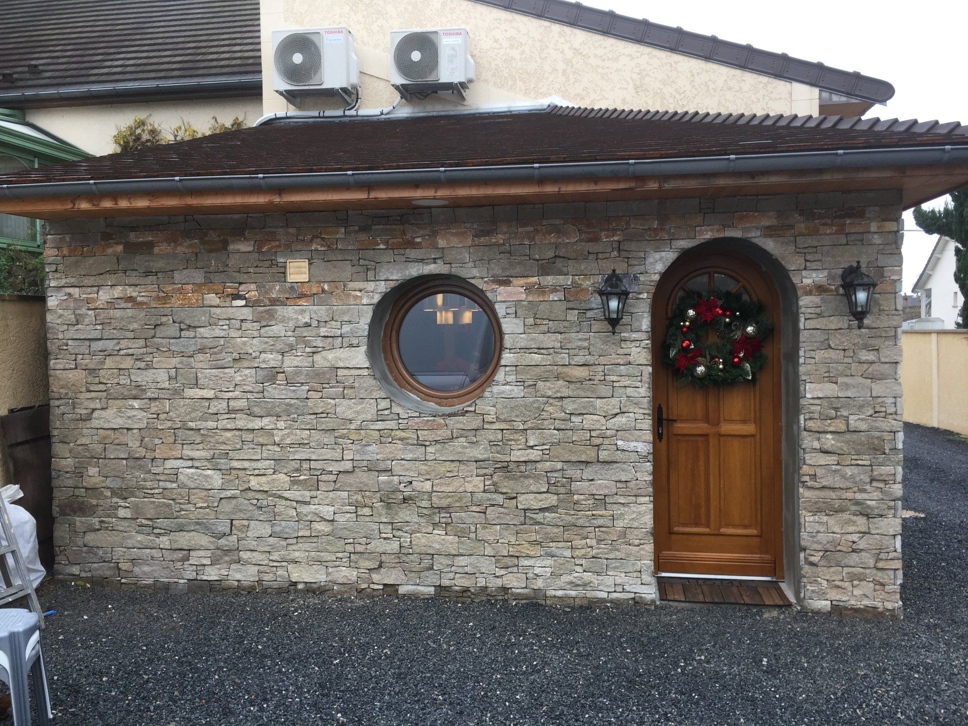 Façade fausses pierres après