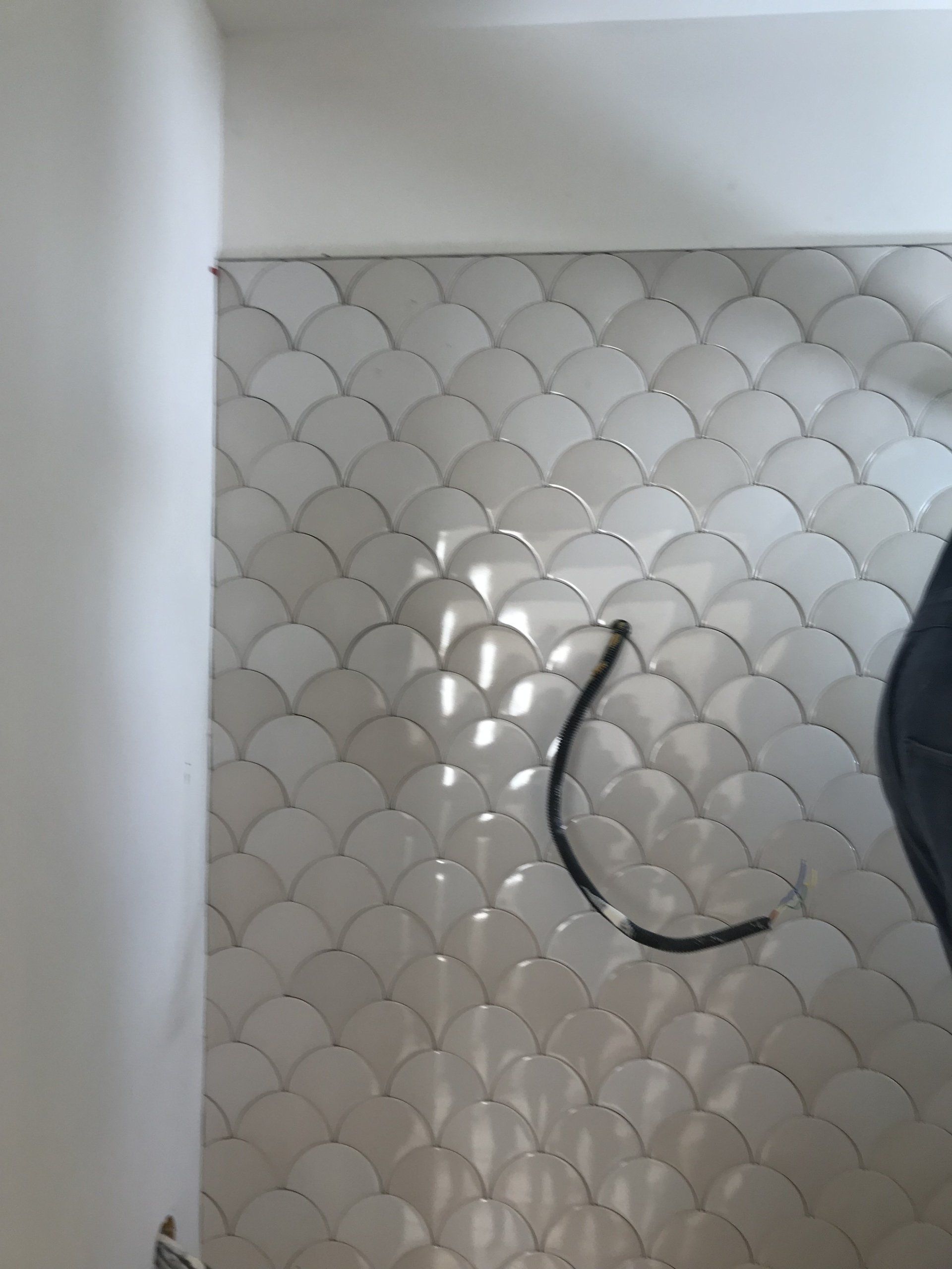 Douche carrelage blanc écaille