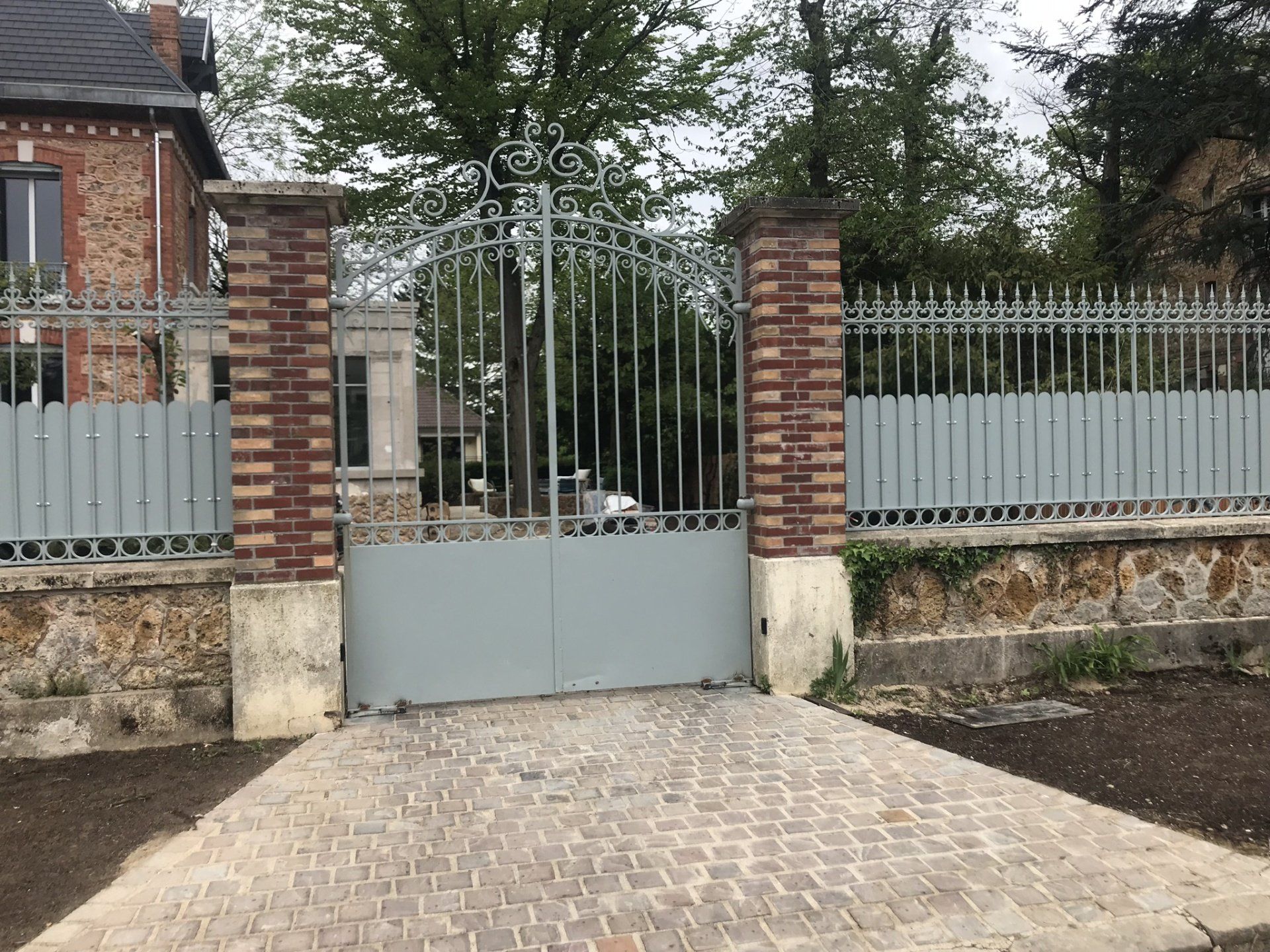 Dallage devant portail après