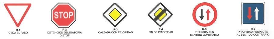 Una señal de stop está rodeada de otras señales sobre un fondo blanco.
