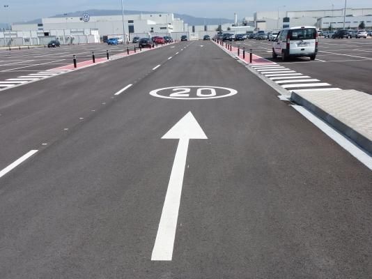 Una carretera con una flecha que apunta al número 20
