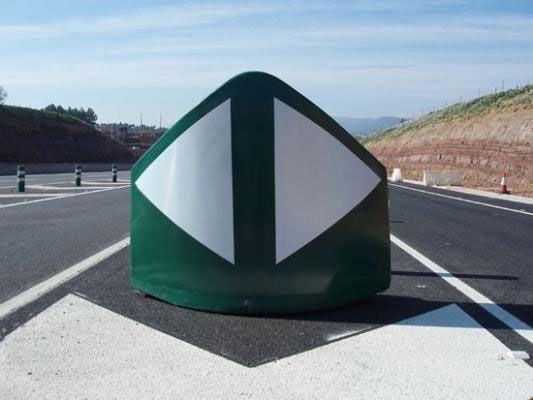 Una señal verde y blanca al costado de una carretera