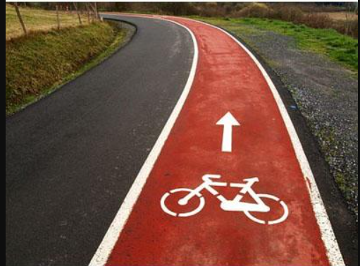 Un carril bici en una carretera con una flecha apuntando hacia arriba