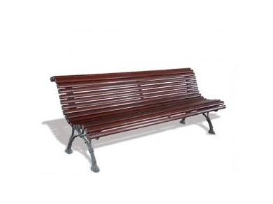 Un banco de parque de madera con estructura de metal sobre un fondo blanco.
