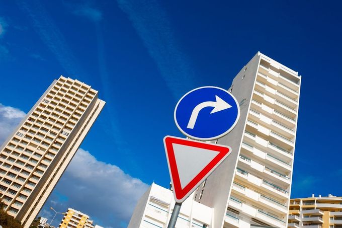 Un cartel azul con una flecha apuntando hacia la derecha