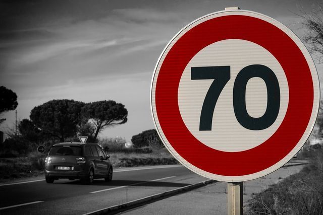 Un cartel rojo y blanco con el número 70.