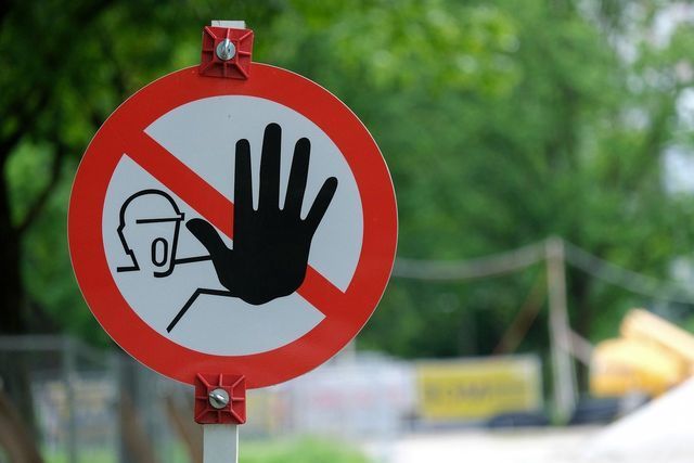 Una señal de no entrada con una mano en un círculo rojo