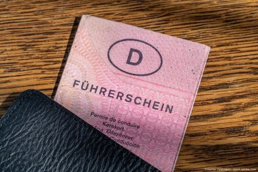 Frau hat den Führerschein bestanden