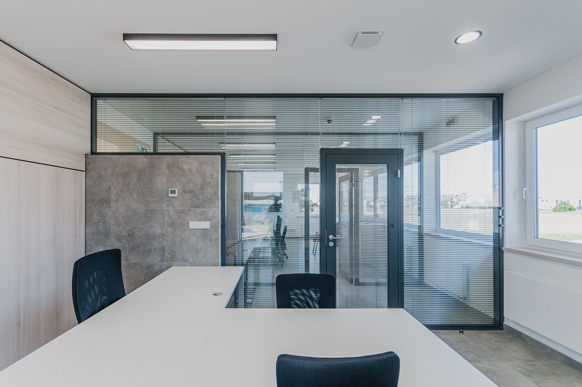 Installation d'éclairages dans un bureau