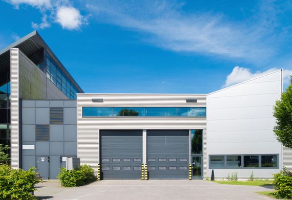 La façade d'un bâtiment industriel