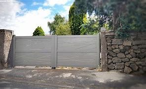 Un portail gris aux portes battantes