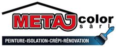 Logo de Metaj Color, entreprise de peinture et de rénovation. Texte rouge et noir avec contour de maison, pinceau et bande bleue.