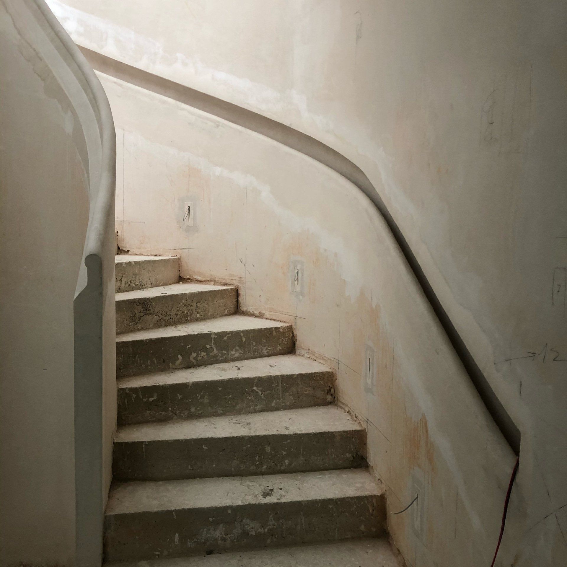 Création en cours d'un escalier en staff