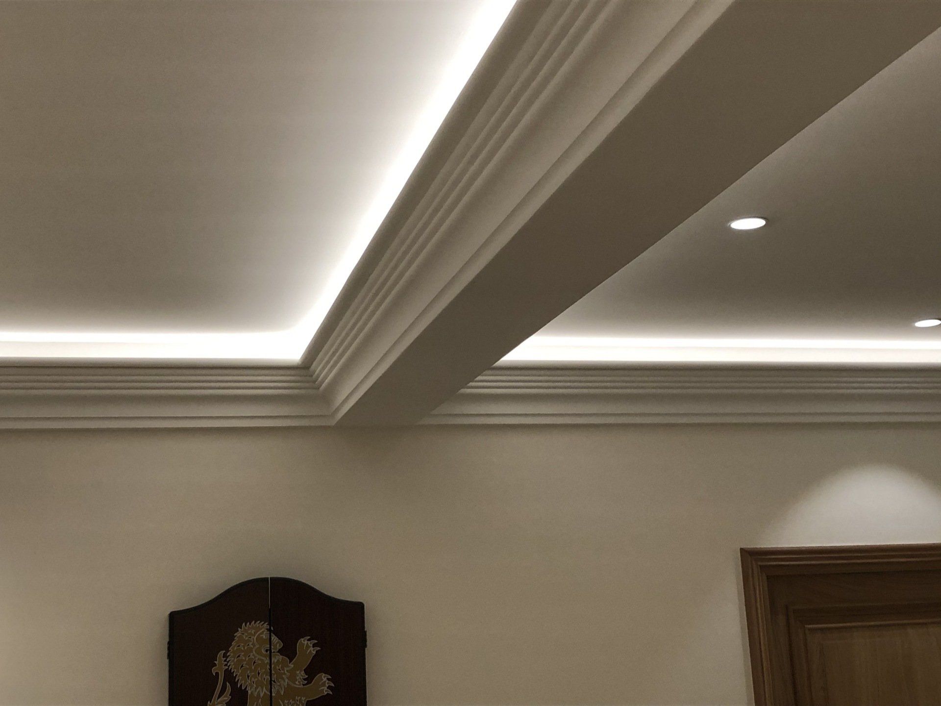 Rénovation de plafond avec moulures à Fréjus