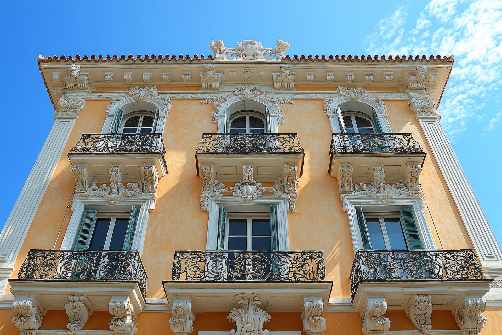Rénovation des moulures de la façade d'un immeuble de Saint-Tropez