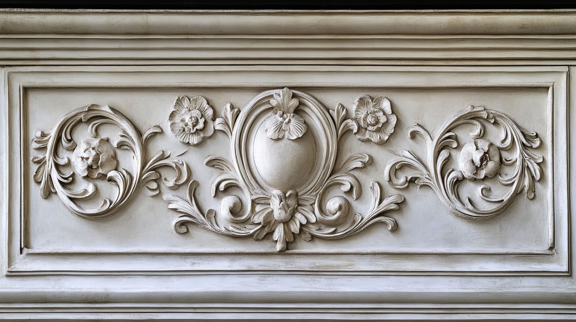 Moulures avec des fleurs pour le haut d'une porte