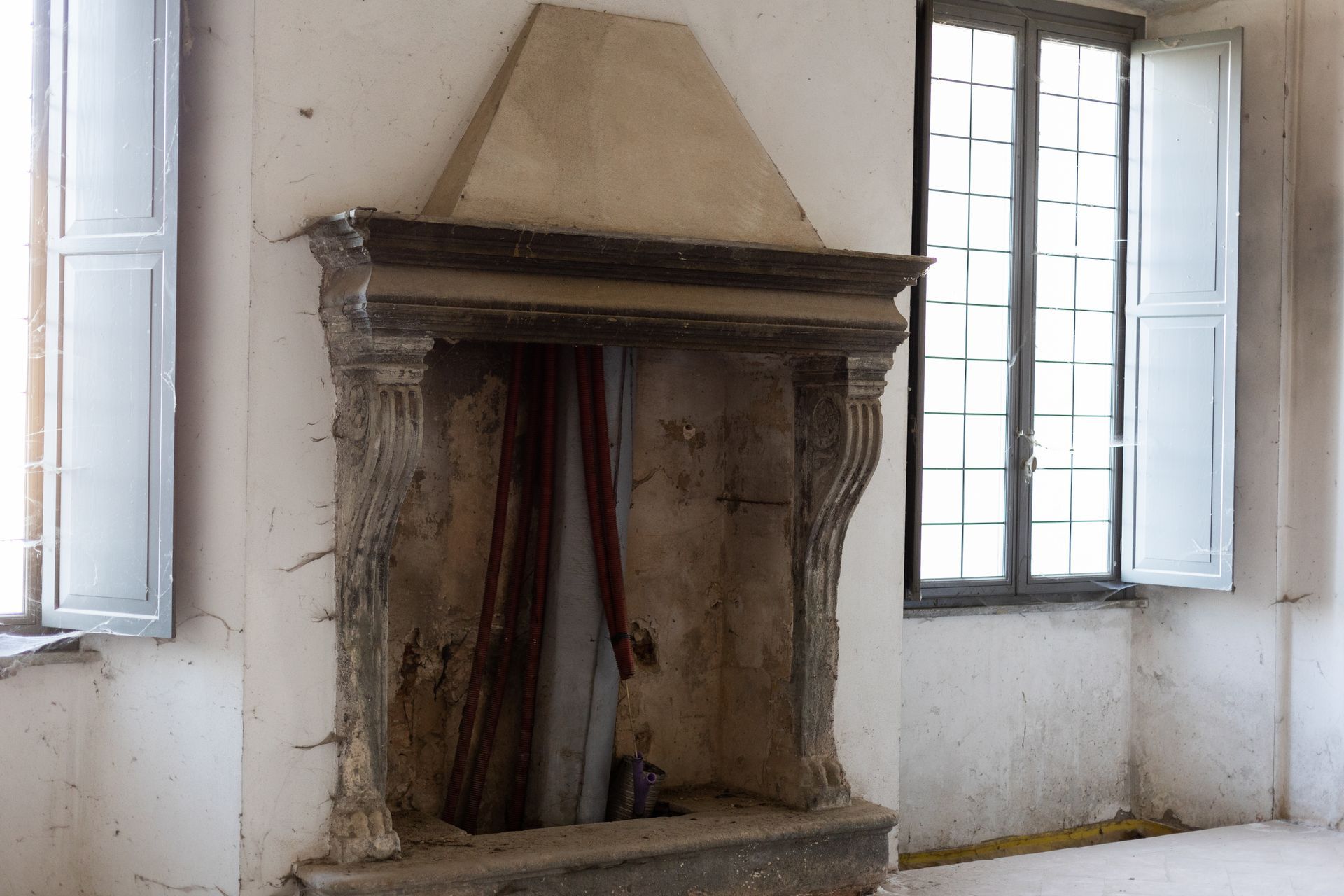 Cheminée à rénover dans une villa de Saint-Tropez