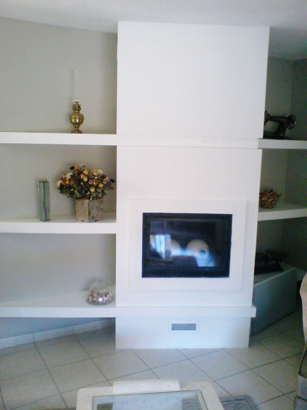 Travaux finis pour un entourage de cheminée avec rangement à droite et à gauche