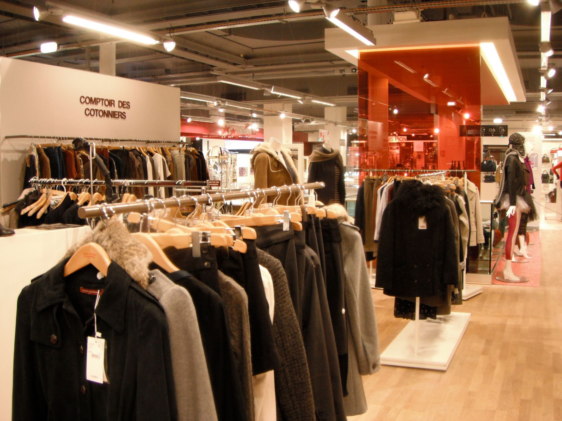 Plafond en staff dans un restaurant de Saint-Tropez