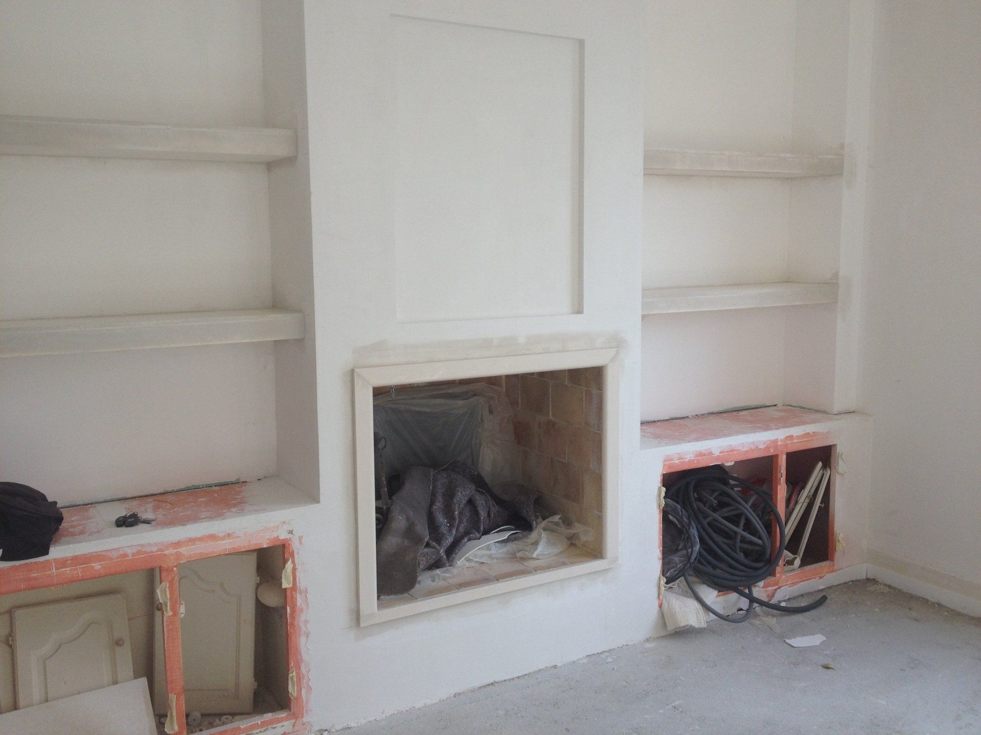 Rénovation de cheminée en staff avec création de rangement