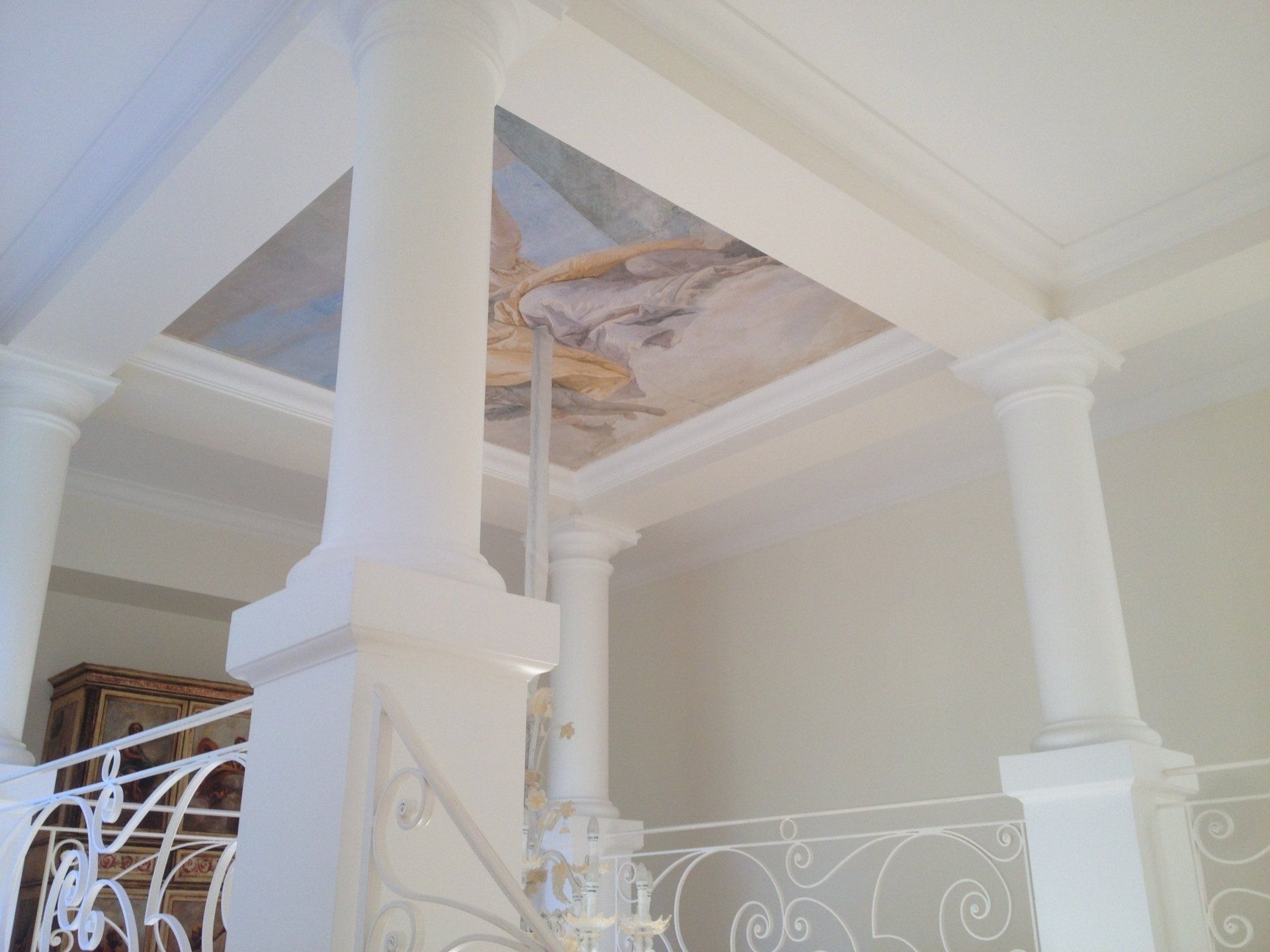 Rénovation de colonnes autour d'un escalier