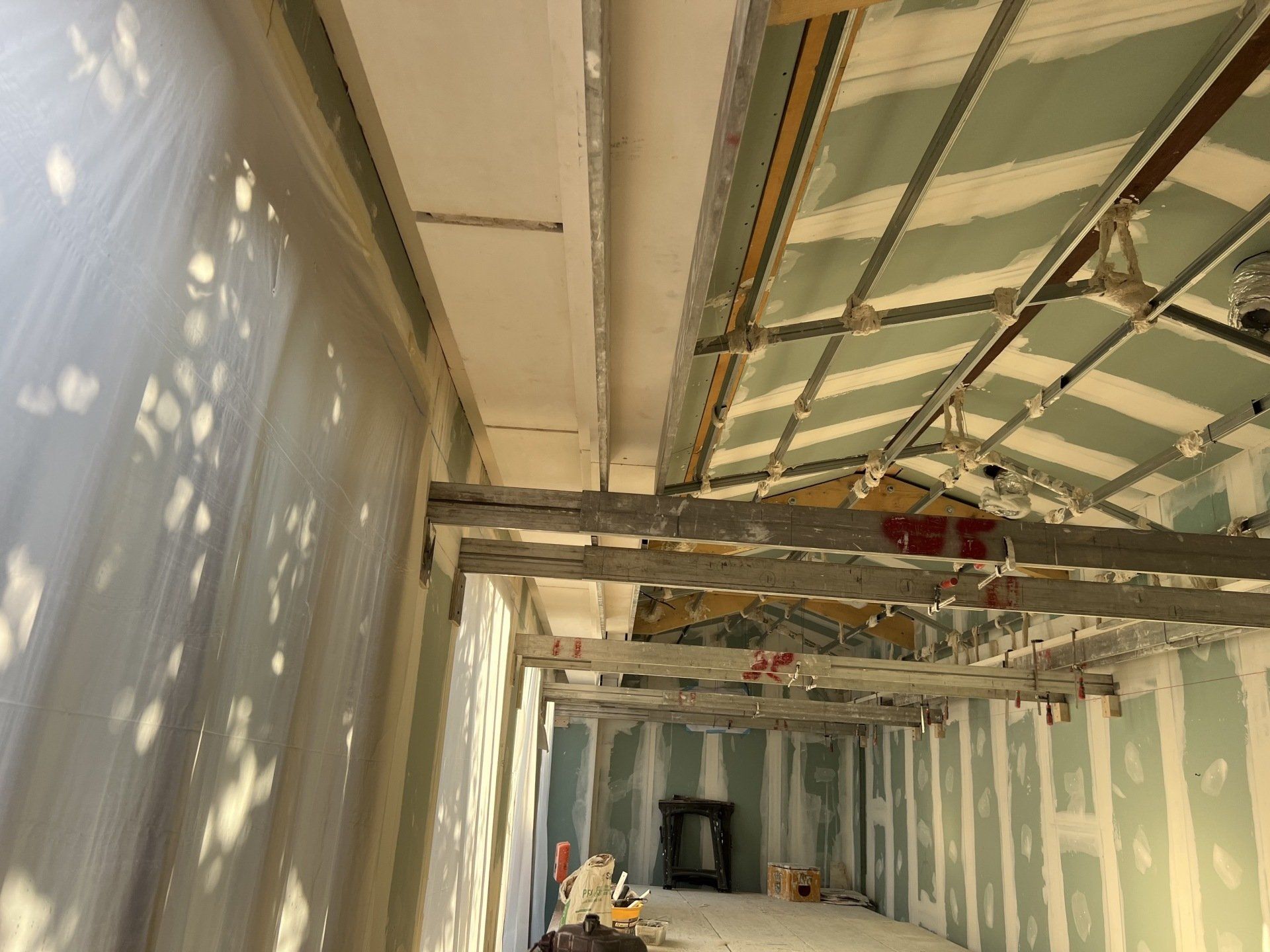 Création en cours d'une voûte au-dessus d'un bassin intérieur