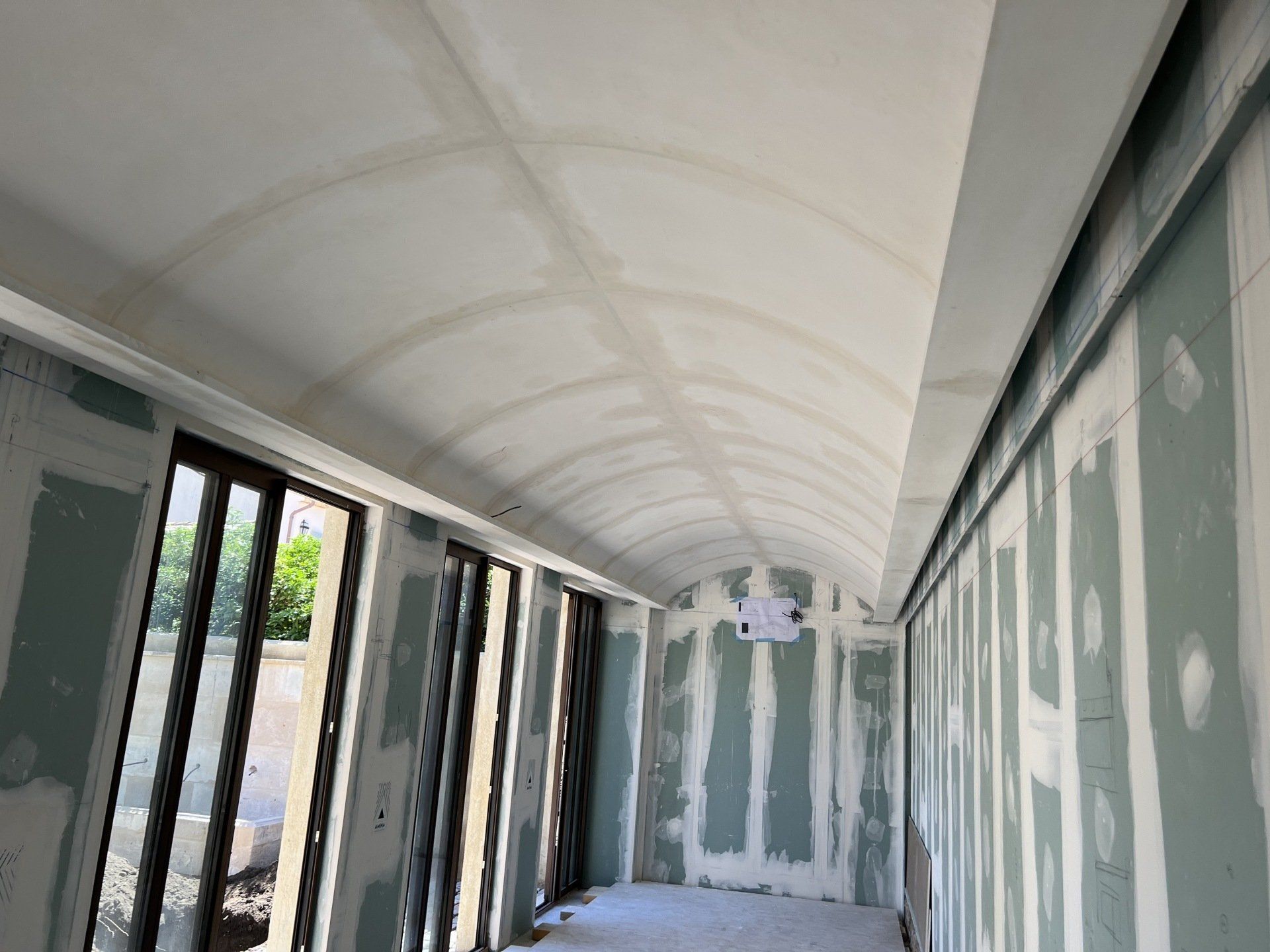 Travaux de création d'une voûte au-dessus d'un bassin intérieur