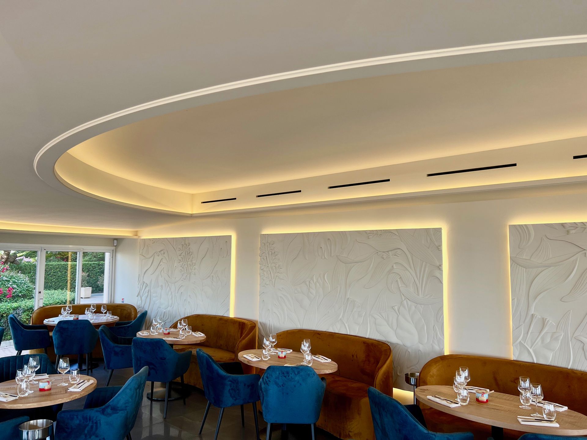 Plafond en staff dans un restaurant de Saint-Tropez
