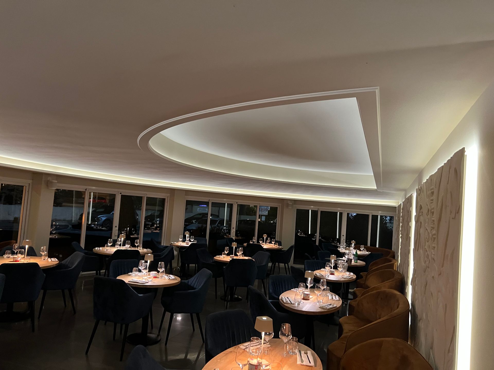 Plafond lumineux en staff dans un restaurant de Saint-Tropez