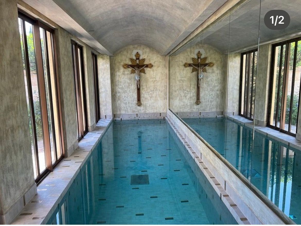 Voûte au-dessus d'un bassin intérieur