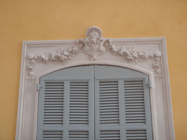 Moulures sur le haut d'une fenêtre