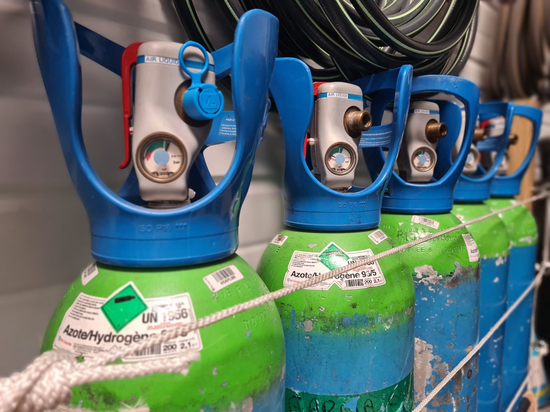 Compresseur de gaz traceur sur un radiateur.