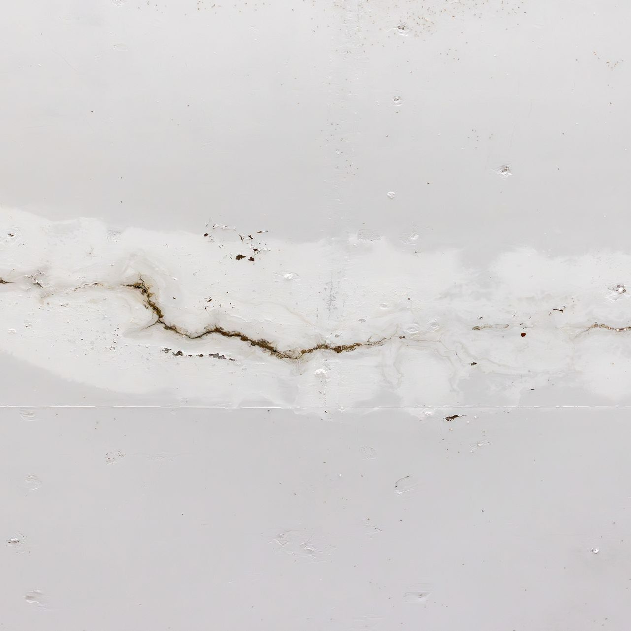Une fissure au plafond.