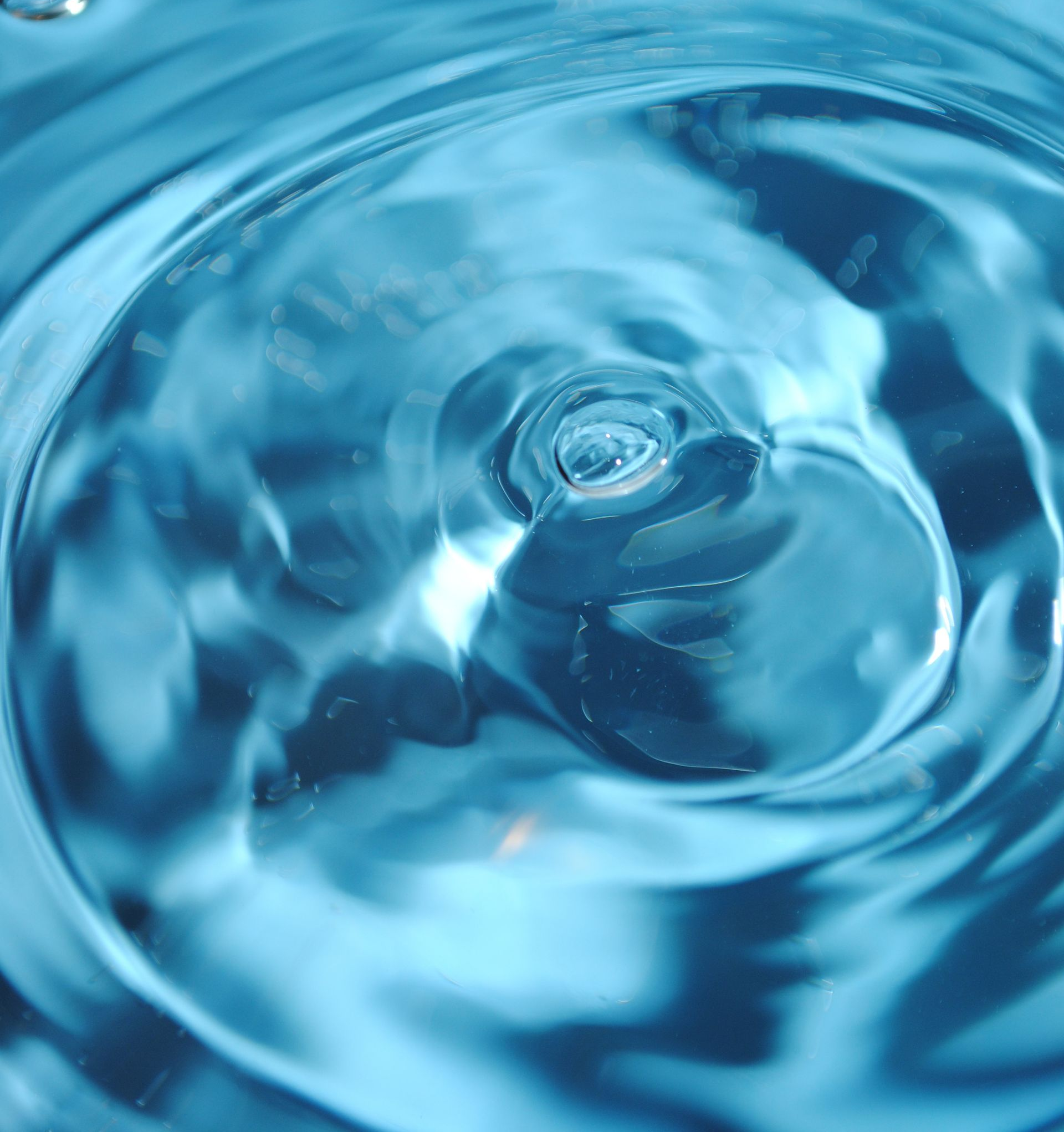 Ondulations concentriques dans une eau bleue et claire.